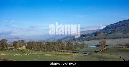 À la uo Wensleydale vers Hawes le Burtersett sur une froide matinée de printemps. Yorkshire Dales National Park, Royaume-Uni. Banque D'Images