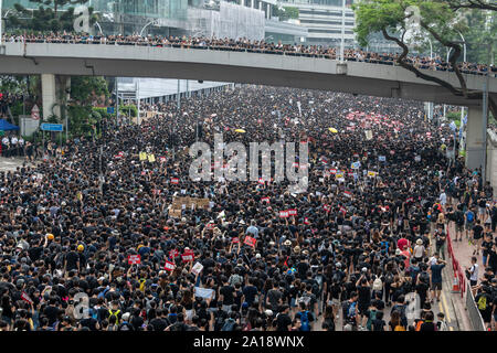 Le laissez-passer de mars en amirauté Pacific Place où un manifestant appelé imperméable homme est tombé à sa mort après l'ouverture d'une bannière de protestation sur l'immeuble. Ma Banque D'Images