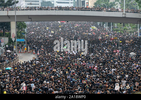 Le laissez-passer de mars en amirauté Pacific Place où un manifestant appelé imperméable homme est tombé à sa mort après l'ouverture d'une bannière de protestation sur l'immeuble. Ma Banque D'Images
