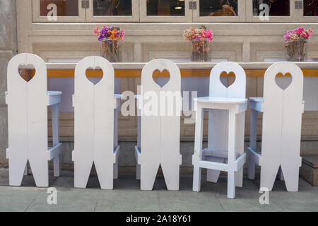 Concept de diversité : six chaises blanches en bois près de la table, avec une décoration simple. Et d'autres. Unique Singularité et autres. L'originalité. Bienvenue backgroud. L'occasion de la famille Banque D'Images