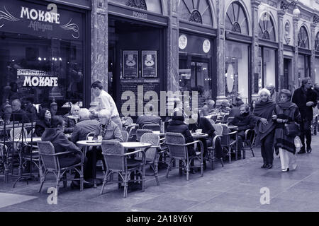 Le Koninklijke Sint-Hubertusgalerijen ou Galeries Royales Saint-Hubert est une galerie marchande à Bruxelles. Banque D'Images