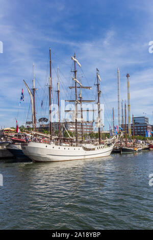 De grands navires à quai pendant Kieler Woche Festival à Kiel, Allemagne Banque D'Images