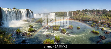 Vue panoramique spectaculaire de l'Argentine chutes d'Iguazu. Banque D'Images