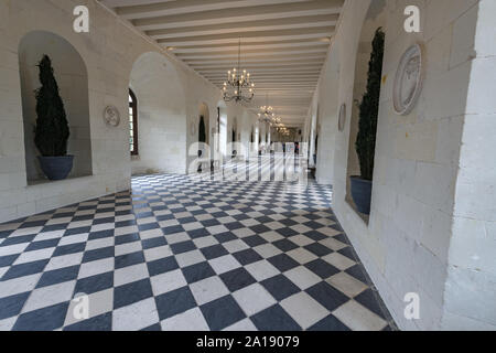 Europe France Chenonceaux : 2019-07 l'intérieur de la galerie Médicis au château de Chenonceau. C'est 60 mètres de long, carrelage en damier. Une fois Banque D'Images