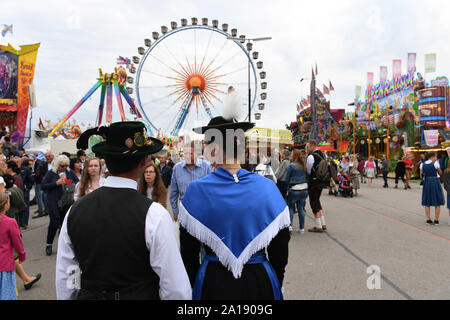 24 septembre 2019, l'Oktoberfest de Munich, Bavière : 2019, rendez-vous en face de Trachtler la grande roue. Le plus grand festival de musique folklorique dans le monde dure jusqu'au 6 octobre. Photo : Felix Hörhager/dpa Banque D'Images