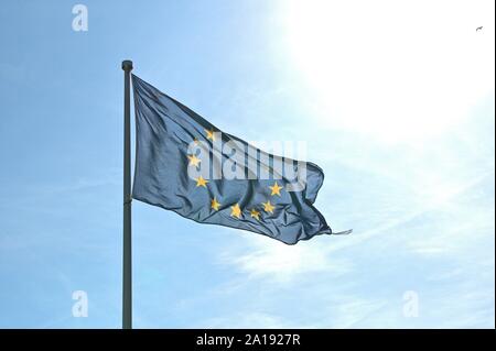 Eckernförde, Deutschland. Sep 23, 2019. 23.09.2019, un drapeau de l'Union européenne forme dans le vent avec le 12, à cinq étoiles jaunes sur fond azur contre un ciel bleu sur la plage de Eckernförde. Utilisation dans le monde entier | Credit : dpa/Alamy Live News Banque D'Images