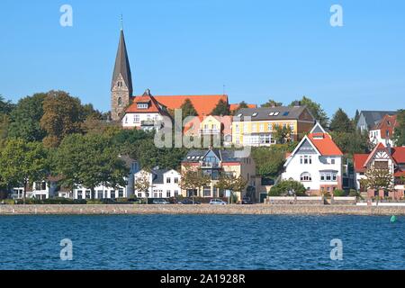 Eckernförde, Deutschland. Sep 23, 2019. 23.09.2019, vue sur le port d'Eckernförde d Schiffbrucke avec vue sur l'autre rive à Vogelsang avec l'église, un Borbyer énumérés dans l'église en pierre Borby. Meilleur temps de l'automne au début de l'automne dans la région de la mer Baltique resort. Utilisation dans le monde entier | Credit : dpa/Alamy Live News Banque D'Images