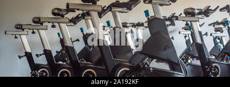 Spinning aérobic vélos d'une salle de gymnastique avec de nombreux d'affilée BANNER, format long