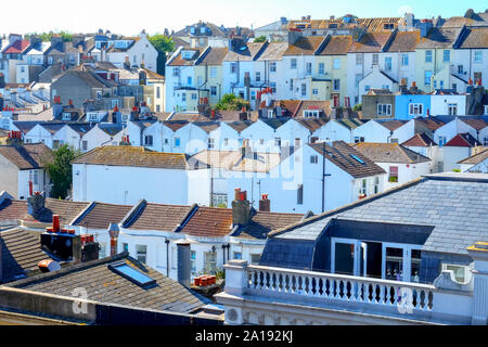 Lignes d'anglais white terrasse maisons proches les unes sur les autres sur une colline dans le centre-ville de Brighton, East Sussex, Angleterre, Royaume-Uni, États-Unis Banque D'Images