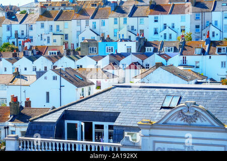 Lignes d'anglais white terrasse maisons proches les unes sur les autres sur une colline dans le centre-ville de Brighton, East Sussex, Angleterre, Royaume-Uni, États-Unis Banque D'Images