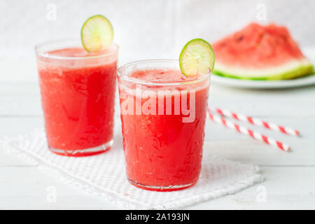 Watermelon limonade avec de la chaux et de feuilles de menthe fraîche. Boisson d'été rafraîchissante Banque D'Images