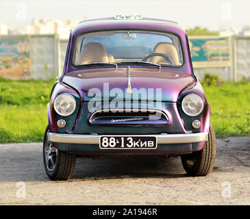 Kiev, Ukraine - le 29 avril 2017 : 1969 Moskvitch 412 ZAZ Ukraine soviétique, voiture, couleur pourpre unique authentique à l'ancienne voiture voiture rétro festival terres Banque D'Images