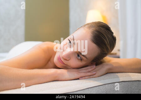 Belle femme en attente de massage in spa Banque D'Images