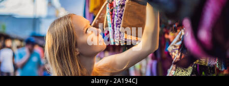 Woman traveler choisir des souvenirs dans le marché à Ubud à Bali, Indonésie BANNER, format long Banque D'Images