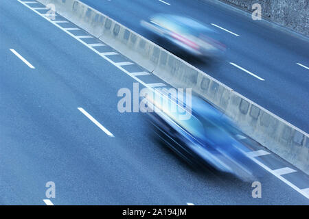 Arrière-plan d'une heure bleue autoroute avec voitures floues Banque D'Images