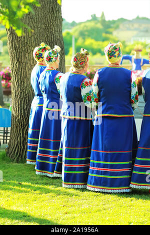 Les femmes portant des vêtements bleu ethnique ukrainien avec des fleurs brodées célébrant vacances pagan d'Ivan Kupala, vue arrière Banque D'Images