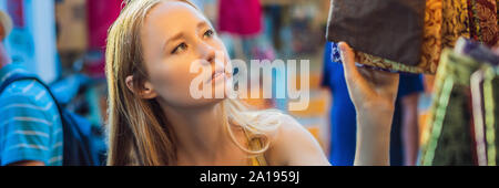 Woman traveler choisir des souvenirs dans le marché à Ubud à Bali, Indonésie BANNER, format long Banque D'Images