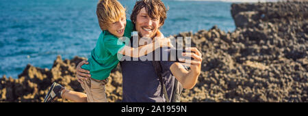 Père et fils voyageurs sur amazing Nusadua, Waterbloom Fontaine, l'île de Bali en Indonésie. Bannière concept de voyager avec des enfants, format long Banque D'Images