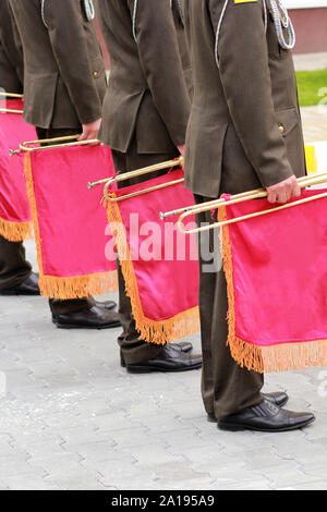 Défilé de l'orchestre militaire holding musical instrument trompette avec drapeau rouge Banque D'Images