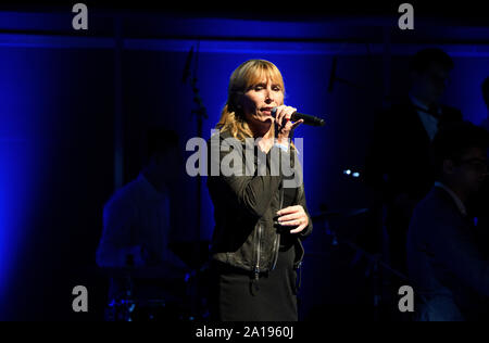 Karlsruhe, Allemagne. Sep 24, 2019. Sabine Wittwer chante la chanson du KSC. GES/football/cérémonie pour 125 ans Karlsruher SC, 24.09.2019 | Conditions de crédit dans le monde entier : dpa/Alamy Live News Banque D'Images