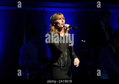 Karlsruhe, Allemagne. Sep 24, 2019. Sabine Wittwer chante la chanson du KSC. GES/football/cérémonie pour 125 ans Karlsruher SC, 24.09.2019 | Conditions de crédit dans le monde entier : dpa/Alamy Live News Banque D'Images