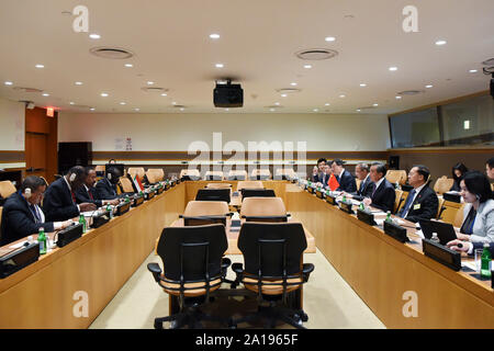 Organisation des Nations Unies. Sep 24, 2019. Le Conseiller d'Etat chinois et le ministre des Affaires étrangères Wang Yi rencontre le Premier Ministre du Soudan Abdalla Hamdok en marge de la 74e session de l'Assemblée générale des Nations Unies au siège de l ONU à New York, le 24 septembre, 2019. Credit : han fang/Xinhua/Alamy Live News Banque D'Images