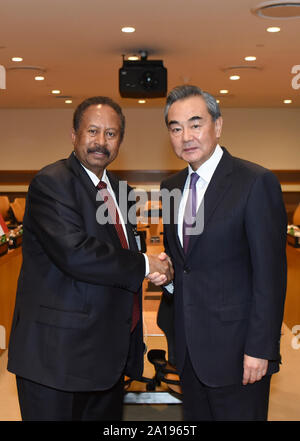 Organisation des Nations Unies. Sep 24, 2019. Le Conseiller d'Etat chinois et le ministre des Affaires étrangères Wang Yi (R) rencontre avec le Premier Ministre du Soudan Abdalla Hamdok en marge de la 74e session de l'Assemblée générale des Nations Unies au siège de l ONU à New York, le 24 septembre, 2019. Credit : han fang/Xinhua/Alamy Live News Banque D'Images