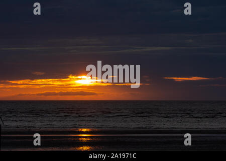 Magnifique coucher de soleil dans la plage de Rhyl Wales UK Banque D'Images