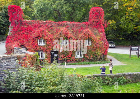 Llanrwst, comté de Conwy, Pays de Galles, Royaume-Uni. La Tu Hwnt j'r Bont thé vu de l'autre côté de la rivière Conwy et Pont Fawr, ou grand pont. Le salon de thé je Banque D'Images