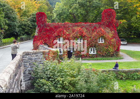 Llanrwst, comté de Conwy, Pays de Galles, Royaume-Uni. La Tu Hwnt j'r Bont thé vu de l'autre côté de la rivière Conwy et Pont Fawr, ou grand pont. Le salon de thé je Banque D'Images