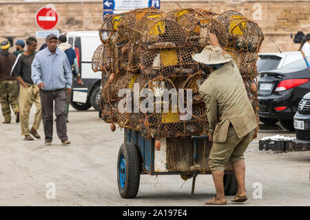 La réutilisation des filets de pêche pêcheur transporter sur un chariot, Essaouira, Maroc, Maghreb, Afrique du Nord Banque D'Images