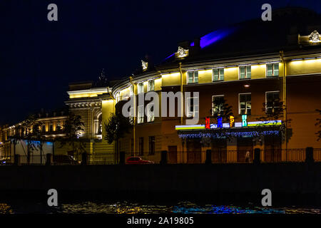 À la recherche en vue d'un navire de plaisance sur le canal fontanka, St Petersbourg, Russie. Banque D'Images