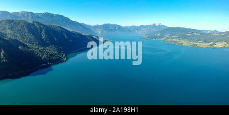 Vue aérienne du lac Attersee dans le Salzkammergut autrichien Banque D'Images