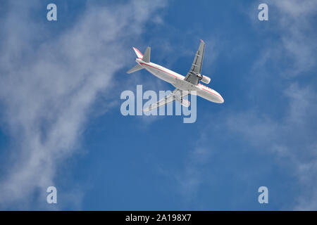 Nuremberg, Allemagne - 24 septembre 2019 : un Airbus A320-214 de la compagnie aérienne l'avion Laudamotion vu du dessous est le vol par une belle journée ensoleillée bl Banque D'Images