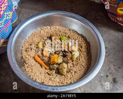 La nourriture typique 'Thiéboudieune sénégalais -' l'attente de la famille à être manger ensemble à la manière traditionnelle. Le Sénégal. L'Afrique. Banque D'Images