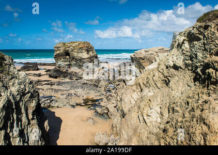 Une marée de l'exposition roches sur Whipsiderry Beach à Newquay en Cornouailles. Banque D'Images
