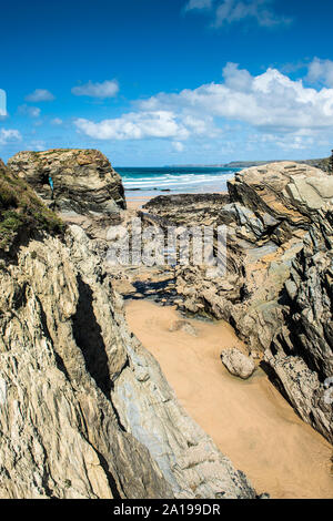 Une marée de l'exposition roches sur Whipsiderry Beach à Newquay en Cornouailles. Banque D'Images