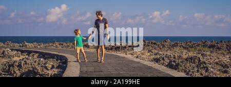 Père et fils voyageurs sur amazing Nusadua, Waterbloom Fontaine, l'île de Bali en Indonésie. Bannière concept de voyager avec des enfants, format long Banque D'Images