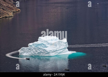 Umfährt Blomsterbukta Eisberg, Zodiac, Nordost-Grönland-Nationalpark. Iceberg flottant dans Blomsterbukta avec zodiac, Kangertittivaq, Groenland, Denma Banque D'Images