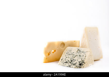 Différents types de fromages isolé sur fond blanc. Copy space Banque D'Images