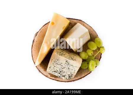 Différents types de fromages et de raisin vert isolé sur fond blanc. Vue d'en haut. Banque D'Images