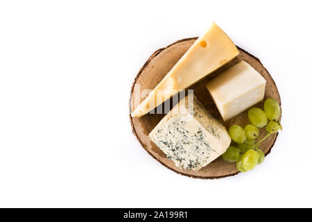 Différents types de fromages et de raisin vert isolé sur fond blanc. Vue d'en haut. Copy space Banque D'Images