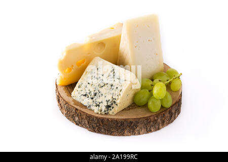 Différents types de fromages et de raisin vert isolé sur fond blanc. Banque D'Images