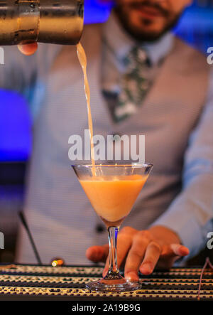 La préparation d'un barman derrière un bar à cocktails sans alcool. Barman. Banque D'Images