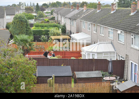 Des équipes spécialisées utiliser géoradar pour rechercher un jardin d'une maison dans la région de Swindon Moredon en rapport avec la disparition de Katrice Lee, un tout-petit qui a disparu d'un supermarché à proximité d'une base militaire britannique à Paderborn, Allemagne, le 28 novembre en 1981, son deuxième anniversaire. Banque D'Images