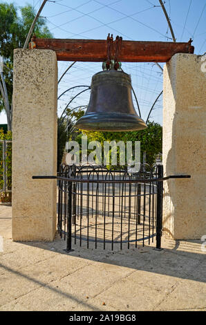 Réplique de l'American Liberty Bell dans le centre de Gan Hapaamon park.Liberty Bell Park, Jérusalem, Israël Banque D'Images