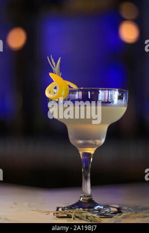 Cocktail sans alcool dans un verre dans un bar. Des cocktails de fruits décorées. Banque D'Images