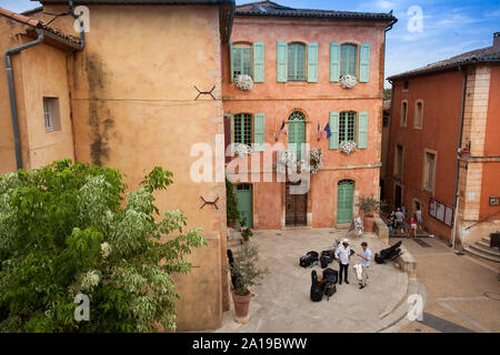 La vieille ville de Roussillon, Vaucluse, Provence-Alpes-Côte d'Azur, France, Europe Banque D'Images