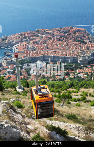 Le téléphérique de Dubrovnik - vue de la vue panoramique Mt Srd, jusqu'à la vieille ville de Dubrovnik, la côte dalmate et l'Adriatique, Dubrovnik Croatie Banque D'Images