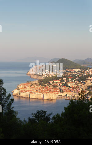 La vieille ville de Dubrovnik classée au patrimoine mondial de l'UNESCO paysage - les murs de la ville vu depuis le sud le long de la côte dalmate, Dubrovnik Croatie Europe Banque D'Images